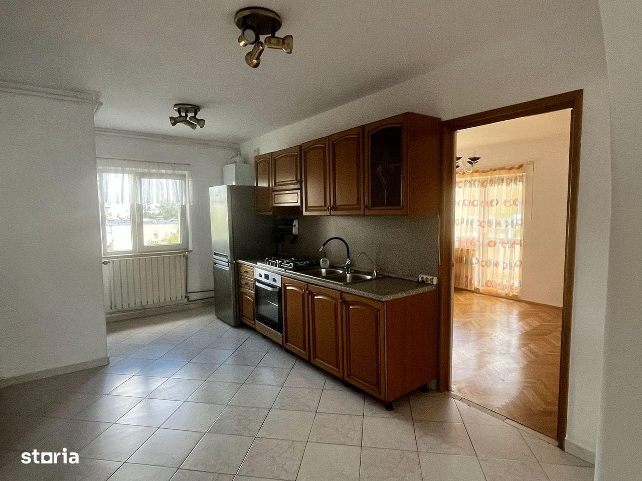 vanzare apartament 4 camere - imagine 1