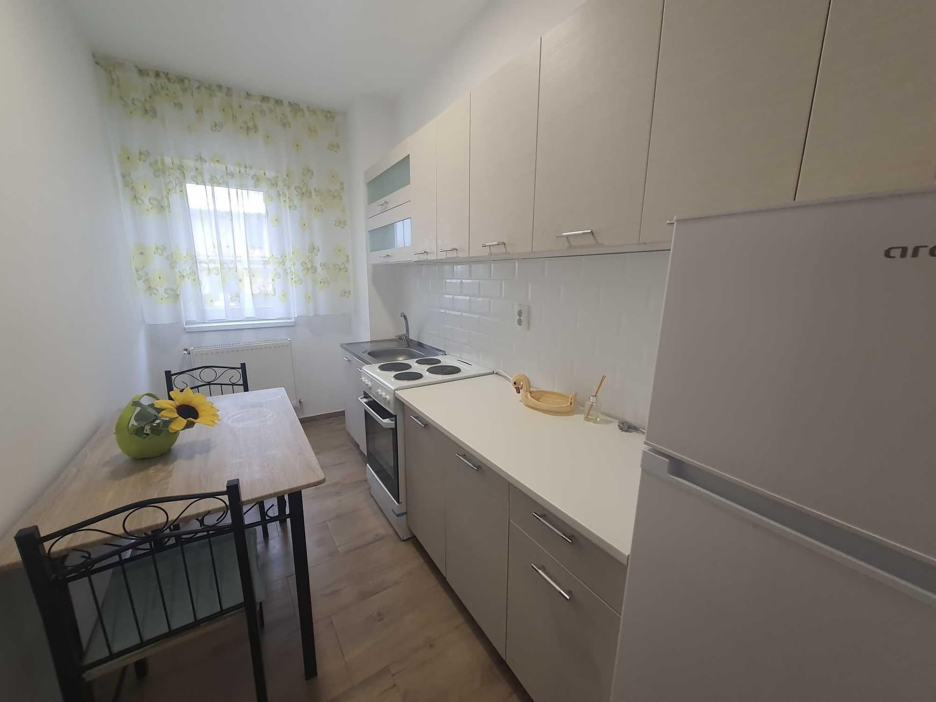 PF inchirez ap 2 camere decomandate cu parcare zona Buna Ziua