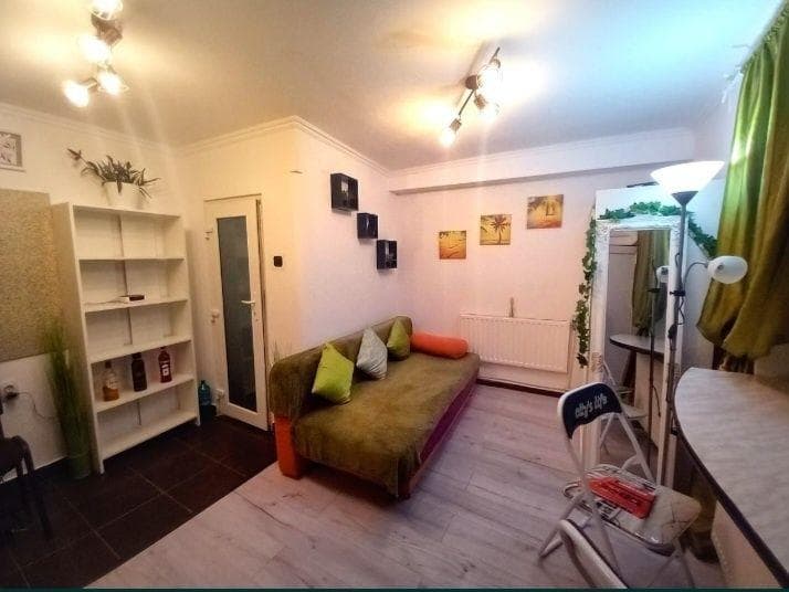 P.F. inchiriez apartament 1 camera, centru, parter, curte, loc parcare - imagine 1