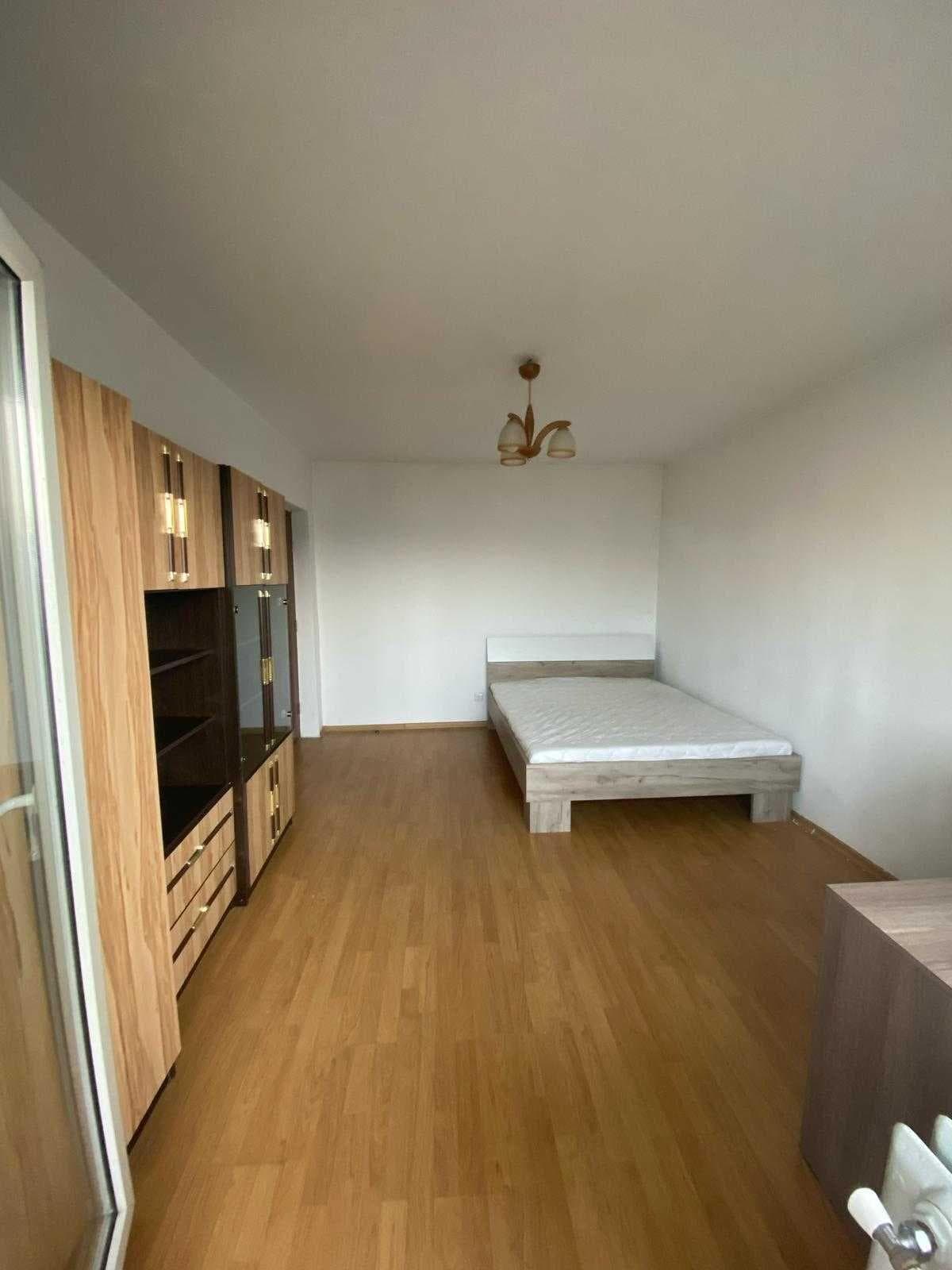 Camera spatioasa in apartament cu 3 camere - imagine 1