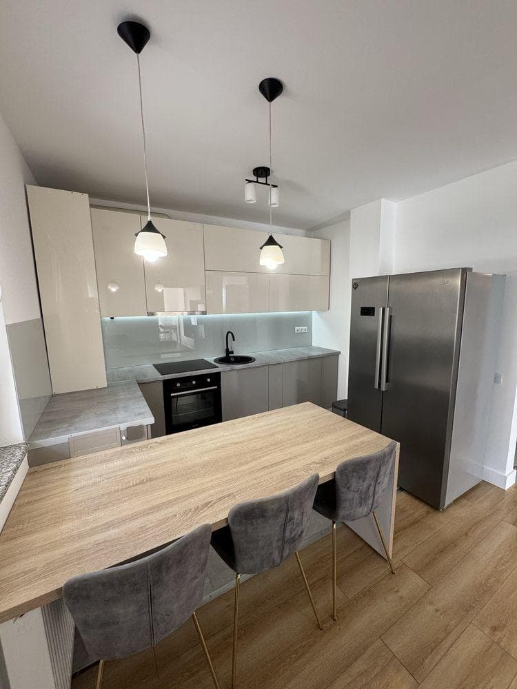 Inchiriez apartament Floresti