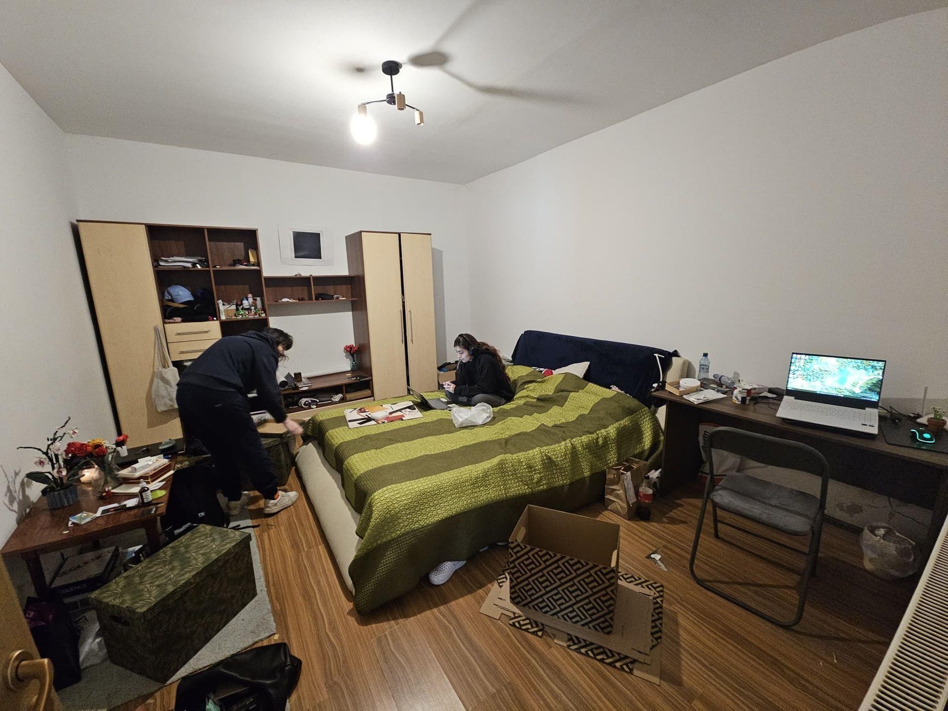 Inchiriez Apartament 2 camere Str  Paris, cu parcare