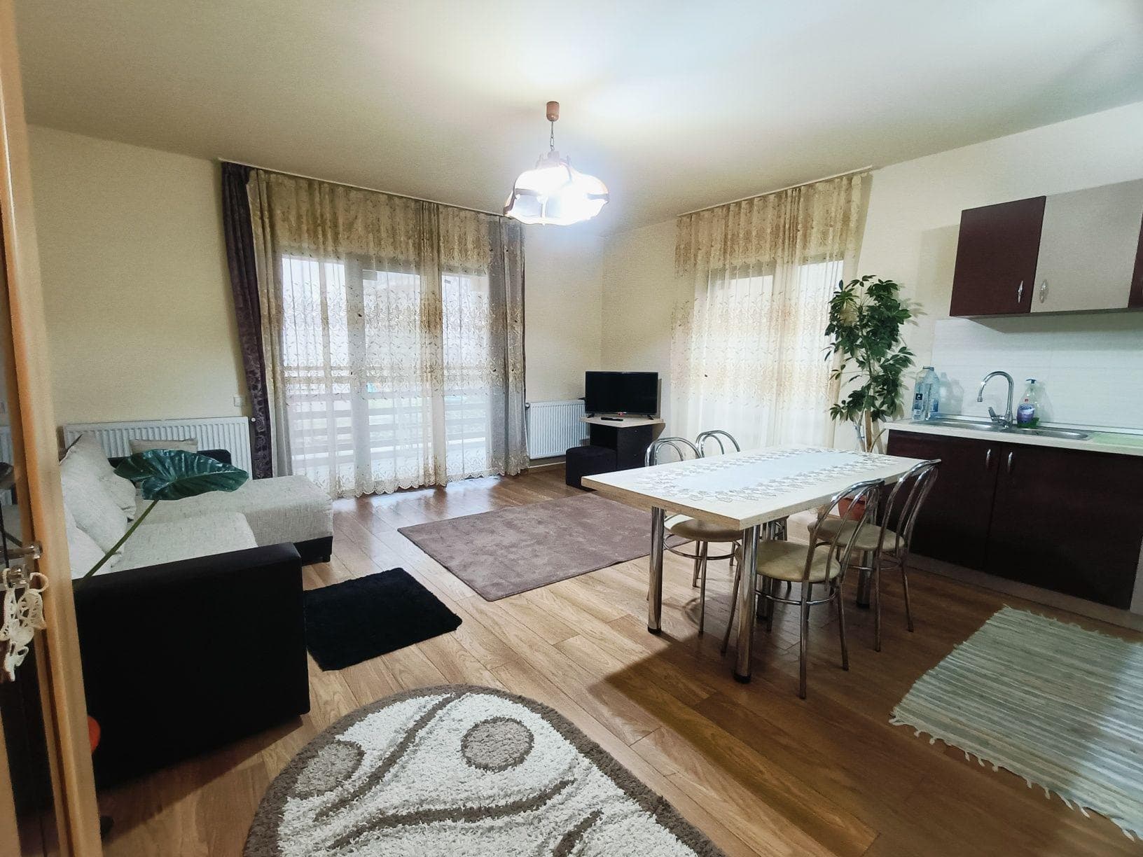 Închiriere apartament - imagine 1