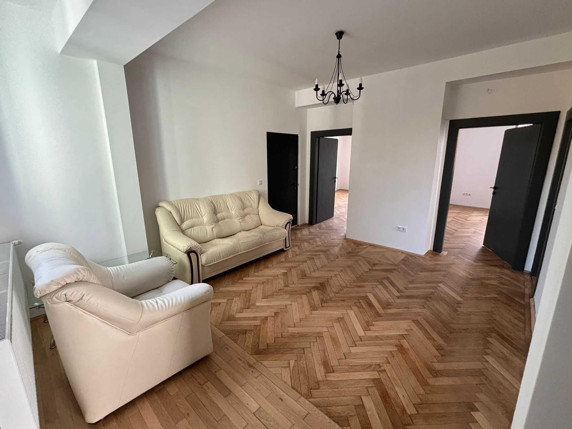 Inchiriez apartament ultracentral in vila langa Parcul Central - imagine 1