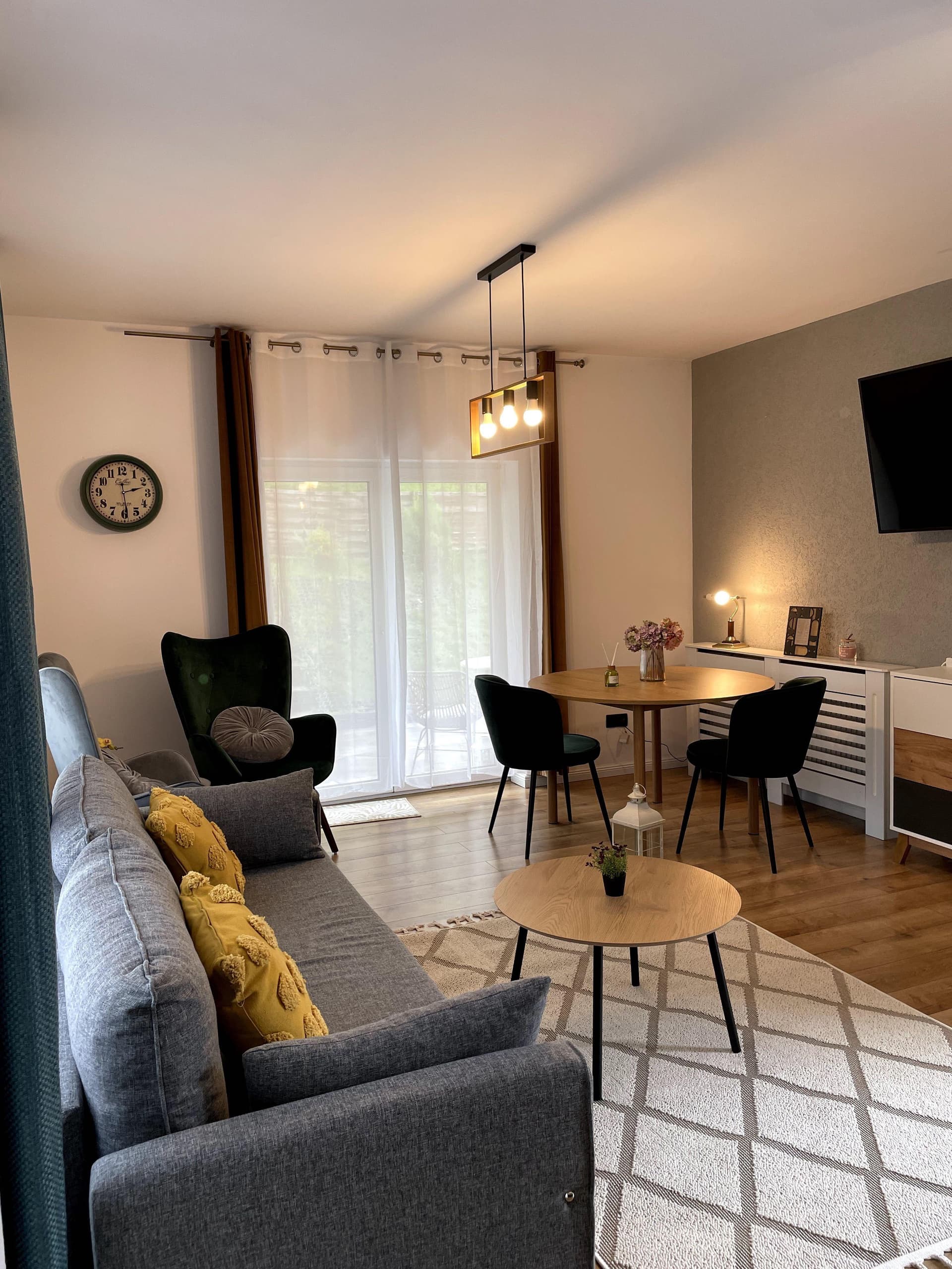 Apartament 2 camere de închiriat – terasă, curte și parcare inclusă - imagine 1