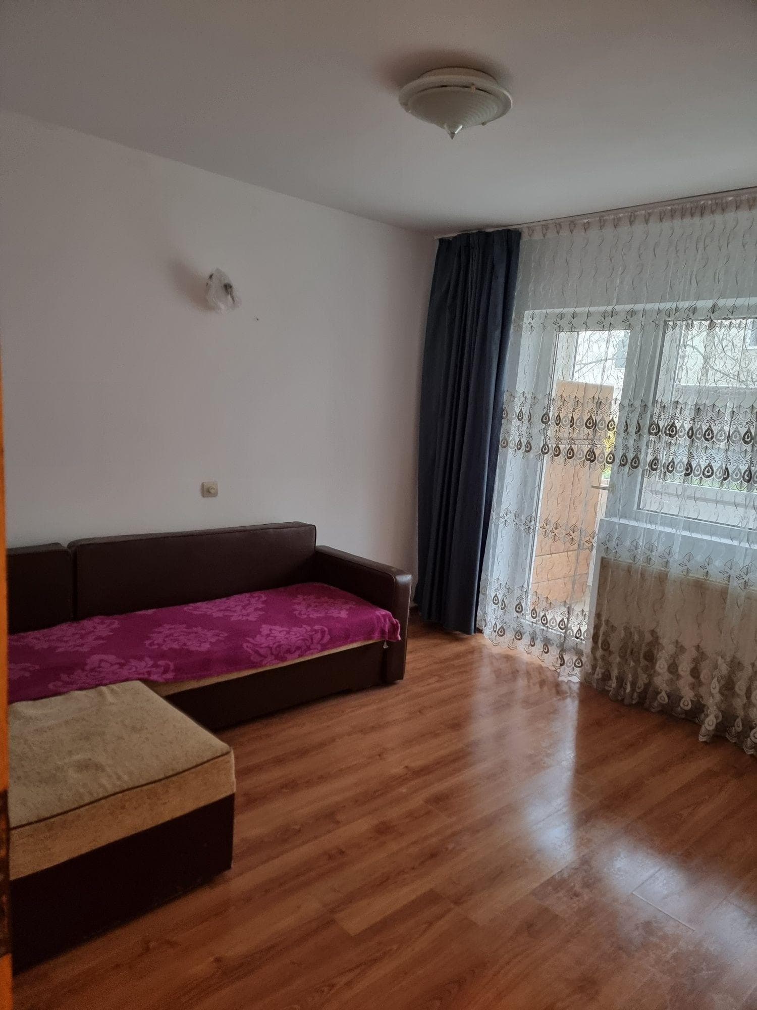 Închiriez apartament - imagine 1