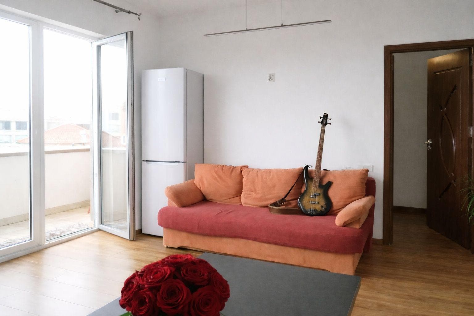 Închiriez apartament cu o cameră, 38 m² + balcon+ parcare, Zona Terra - imagine 1