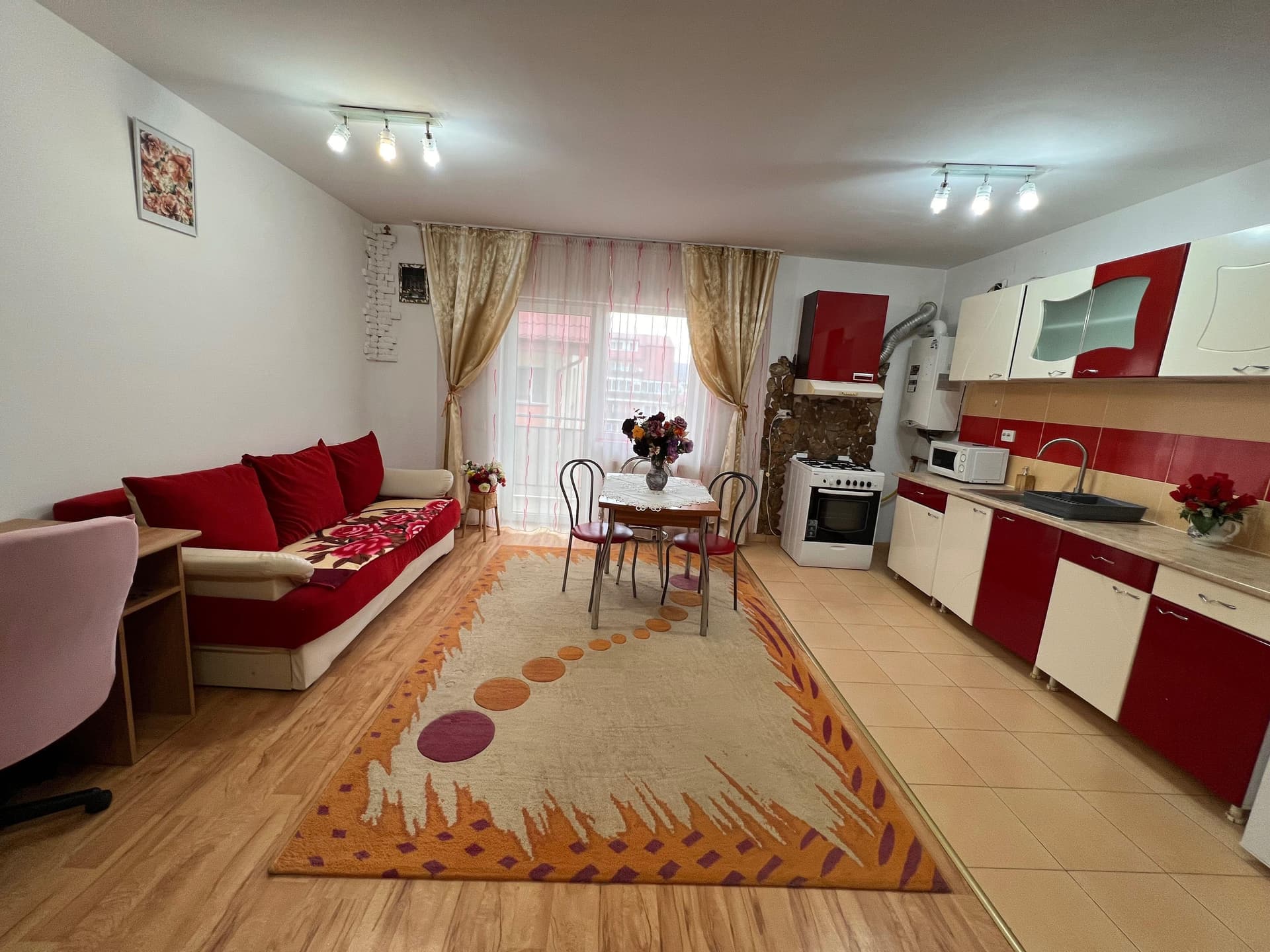 Închiriez apartament cu 2 camere și parcare - imagine 1