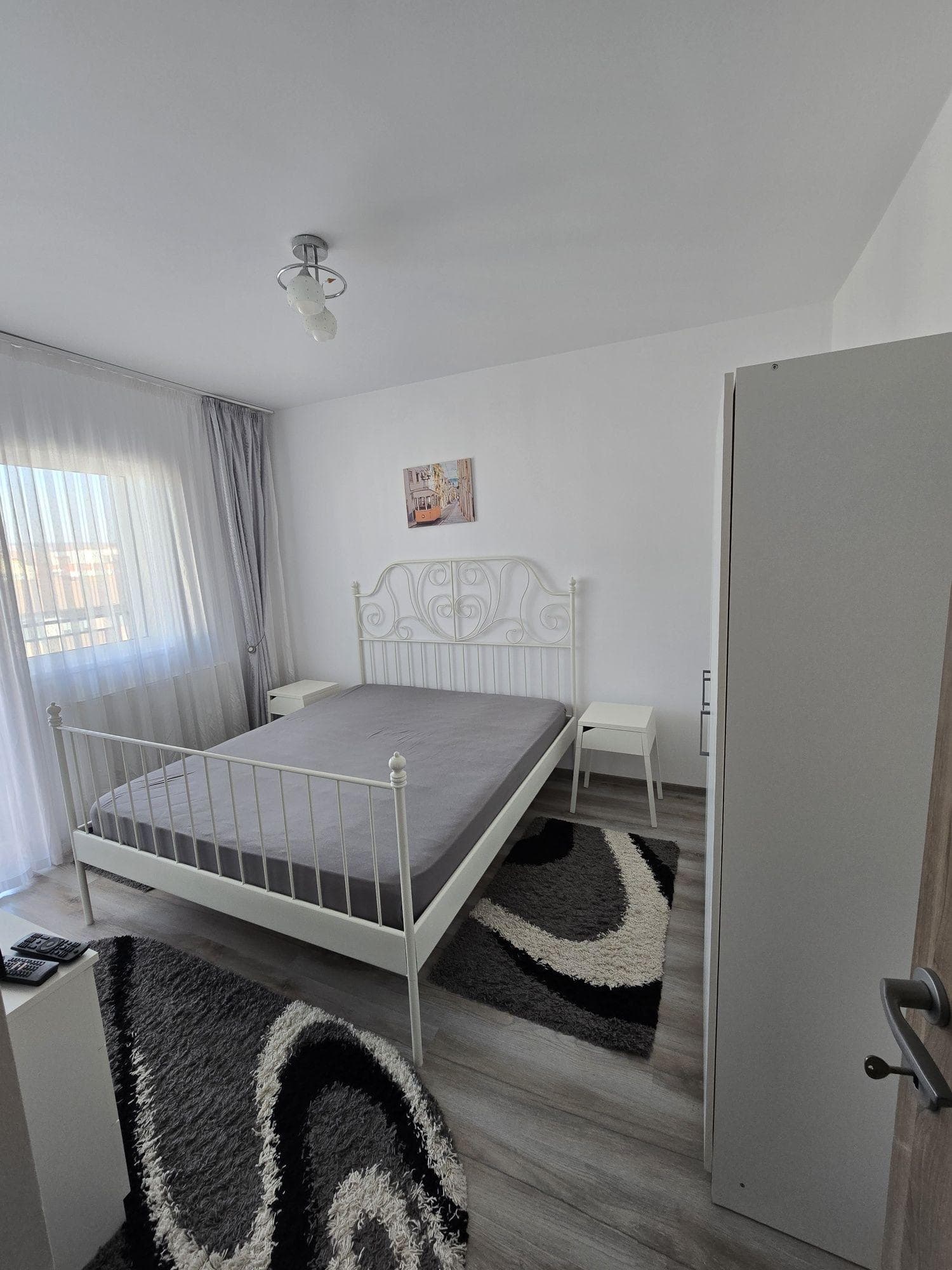 Apartament cu 2 dormitoare, pe str Eroilor+ loc parcare - imagine 1