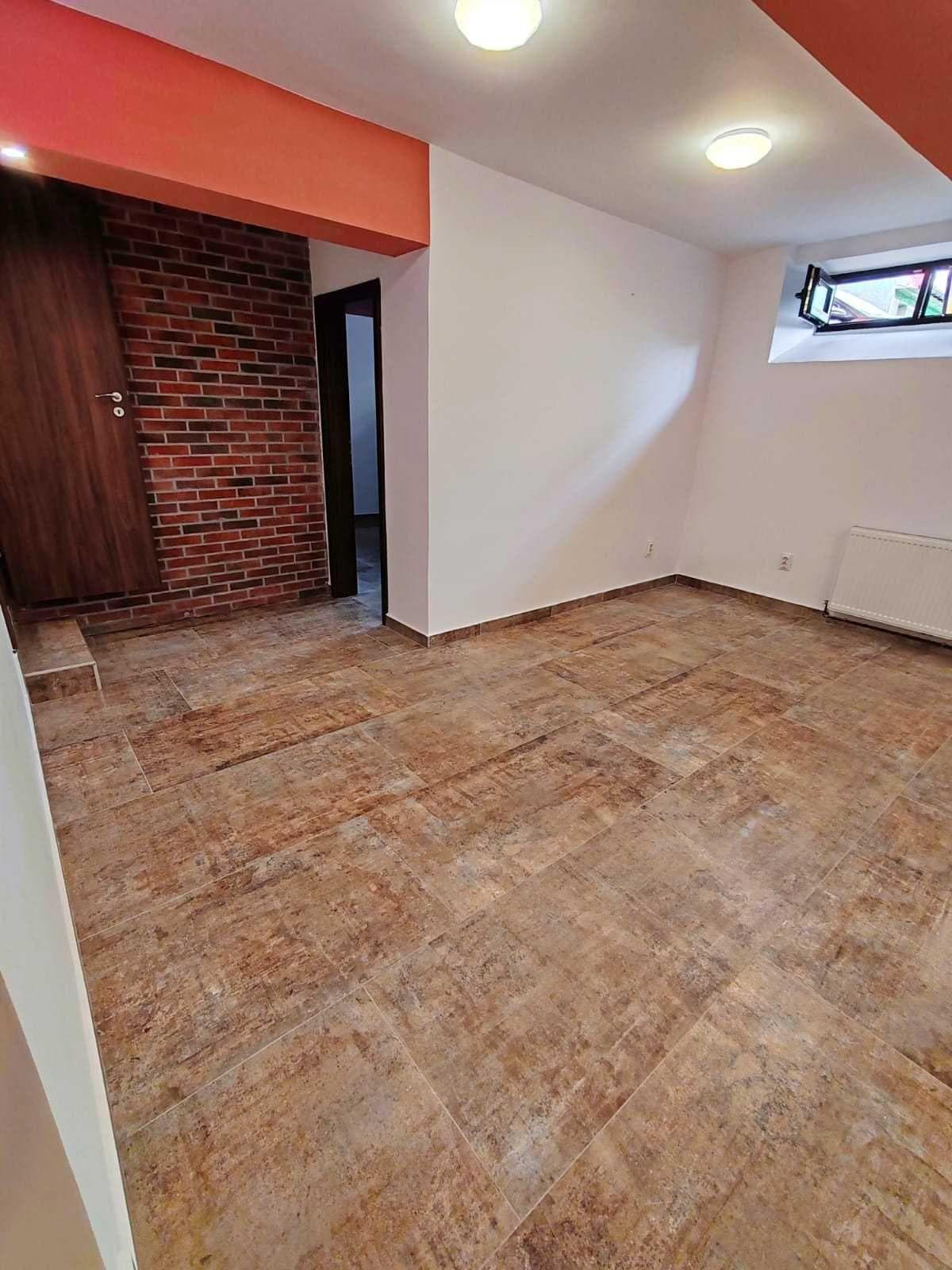 Vând Apartament la demisol cu 2 camere Zona Centrala! - imagine 1