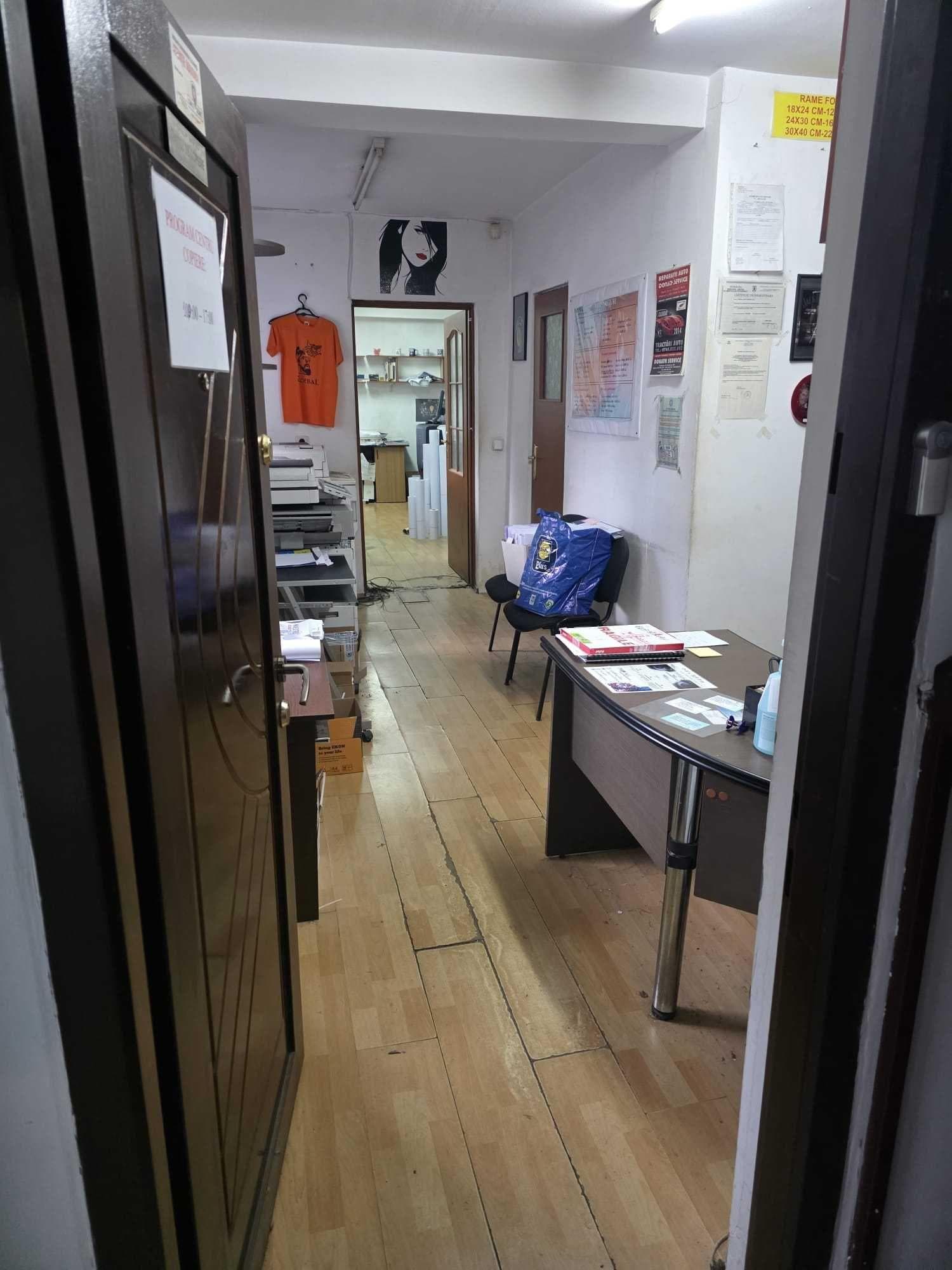 Vand spatiu comercial central 36 mp cu parcare proprie - imagine 1