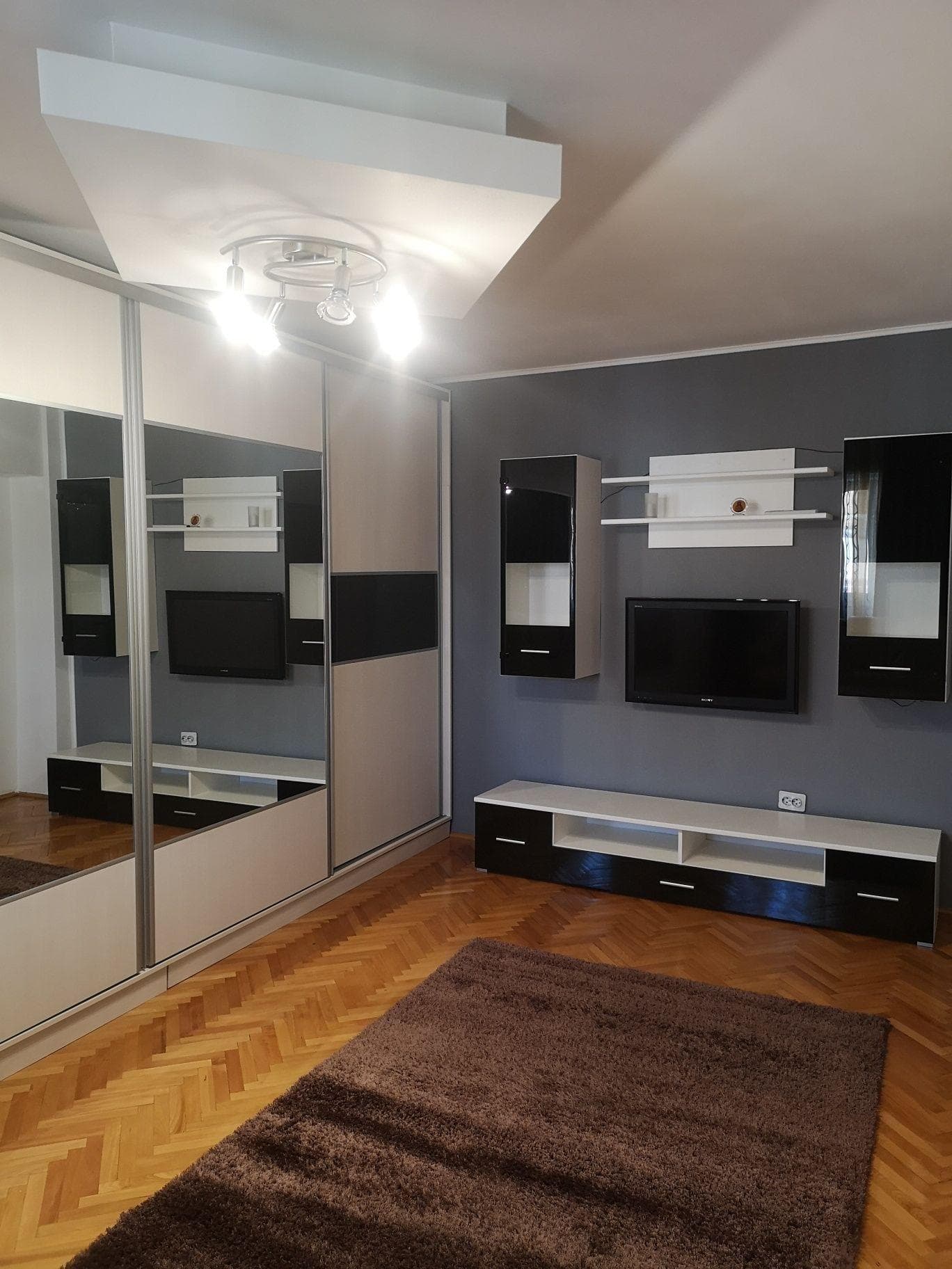 Închiriez ap 2 Camere, str Dorobantilor, pta Mărăști