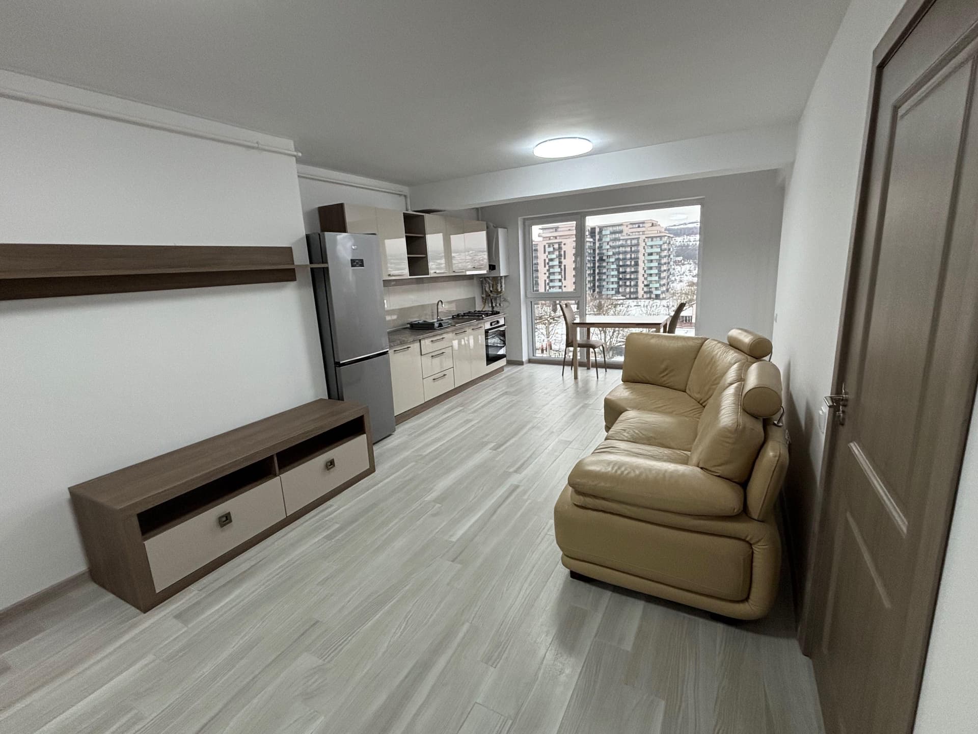 Inchiriez ap cu 2 camere bloc nou - imagine 1